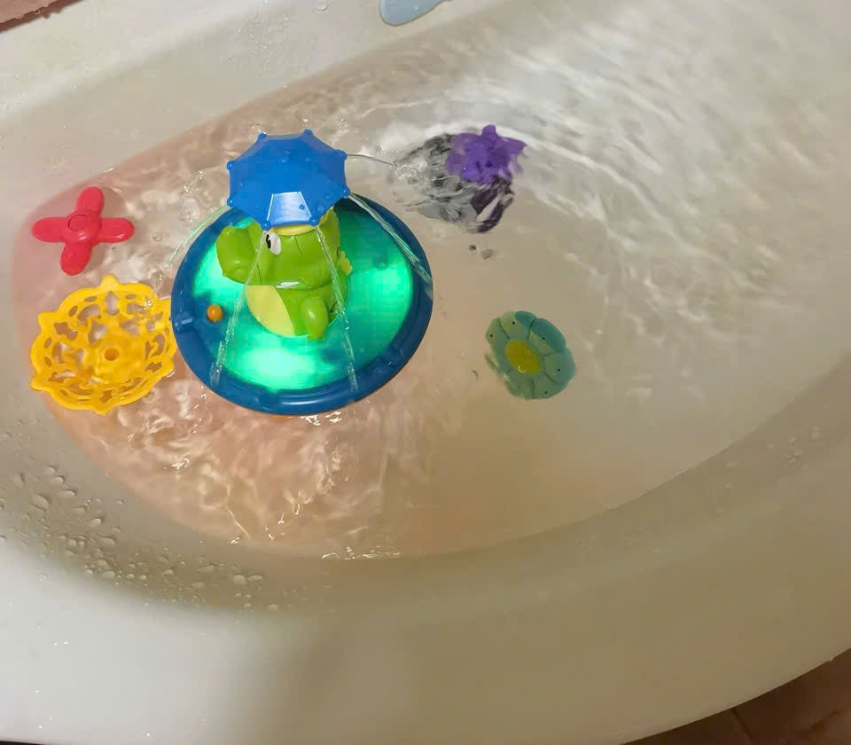 Bath Toy, Crocodile Water Spray with LED Lights, Multiple Spray Nozzles, Safe for Ages 3+