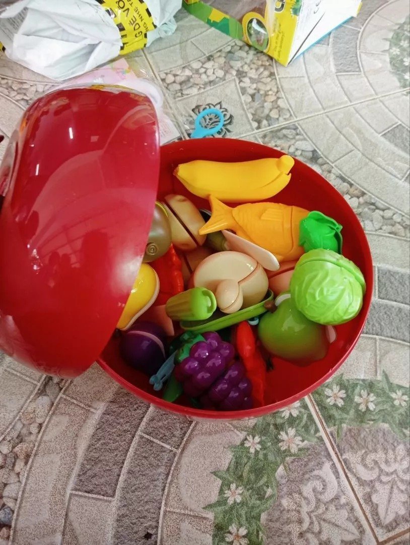 Fruit and Vegetable Cutting Toy Set with Apple-Shaped Storage Box, Easy to Carry, Safe for Ages 3+