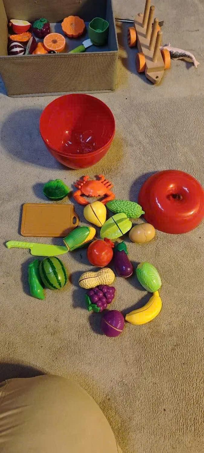 Fruit and Vegetable Cutting Toy Set with Apple-Shaped Storage Box, Easy to Carry, Safe for Ages 3+