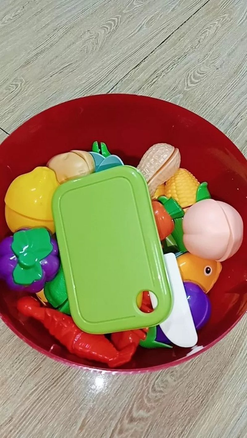 Fruit and Vegetable Cutting Toy Set with Apple-Shaped Storage Box, Easy to Carry, Safe for Ages 3+