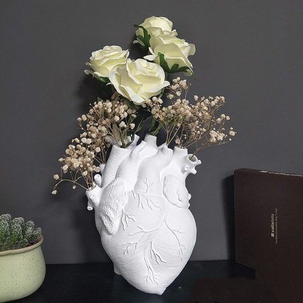 Creative Heart Vase with Human Statue for Valentine’s Day or Christmas Gift